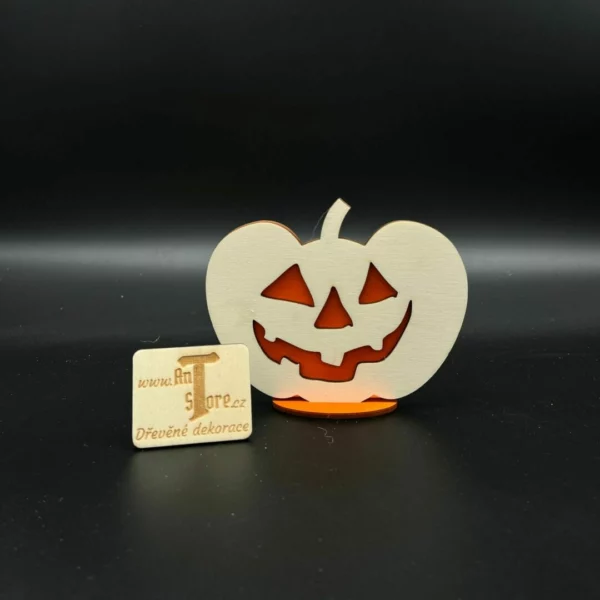 Dřevěná dýně na podestě – A8