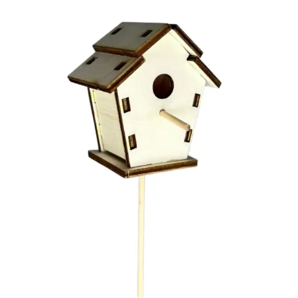 Malá ptačí budka na zápichu