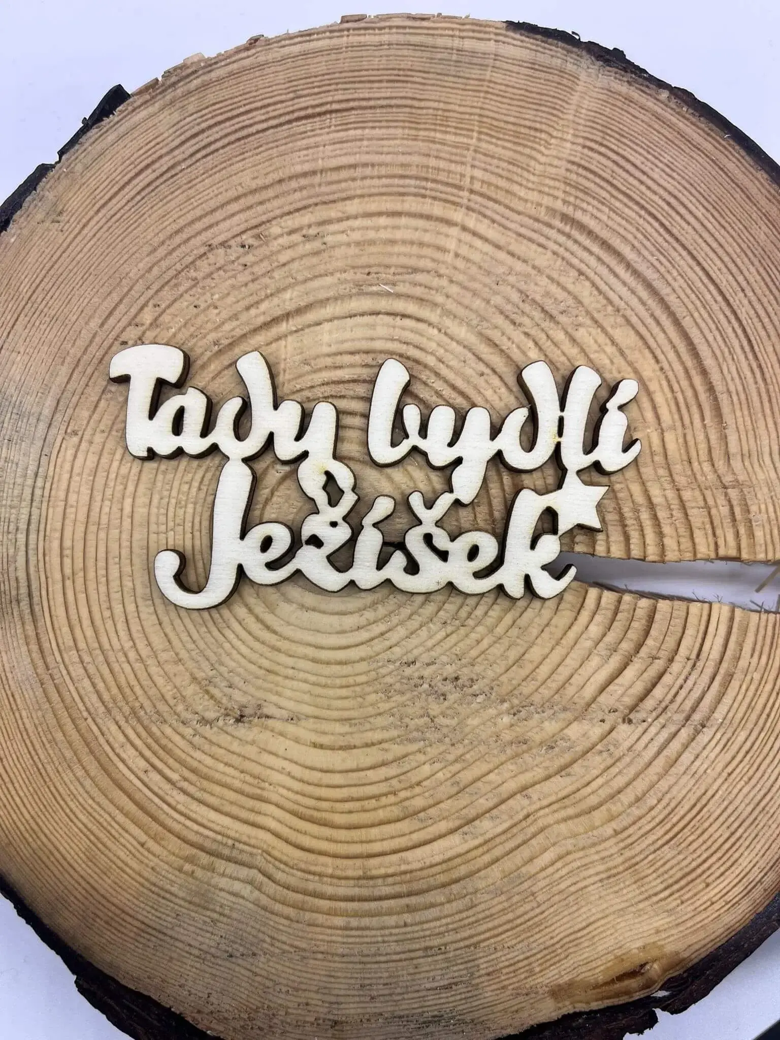 Dřevěný nápis - Tady bydlí Ježíšek Dřevěný nápis - Tady bydlí Ježíšek