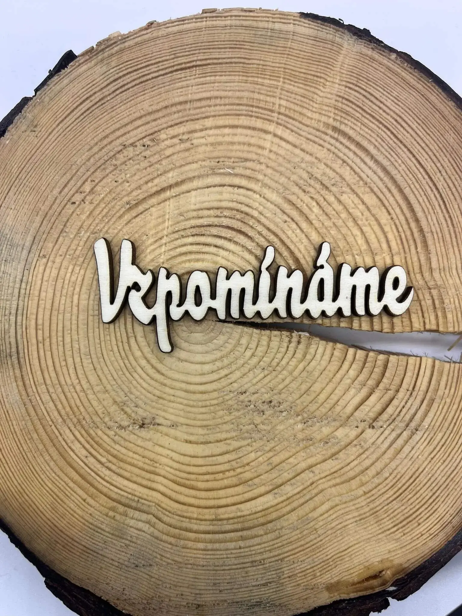 Dřevěný nápis - Vzpomínáme Dřevěný nápis - Vzpomínáme