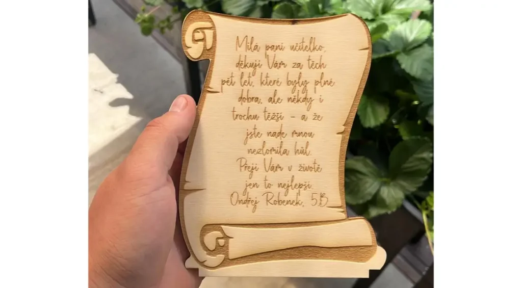 Dřevěné poděkování pro paní učitelku ve tvaru pergamenu
